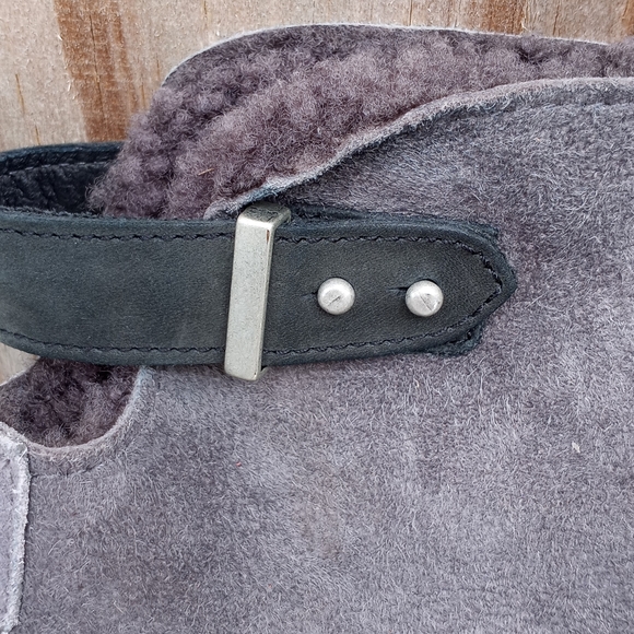 UGG D'Alene Adirondack ll Black/Charcoal Boot - Picture 6 of 9